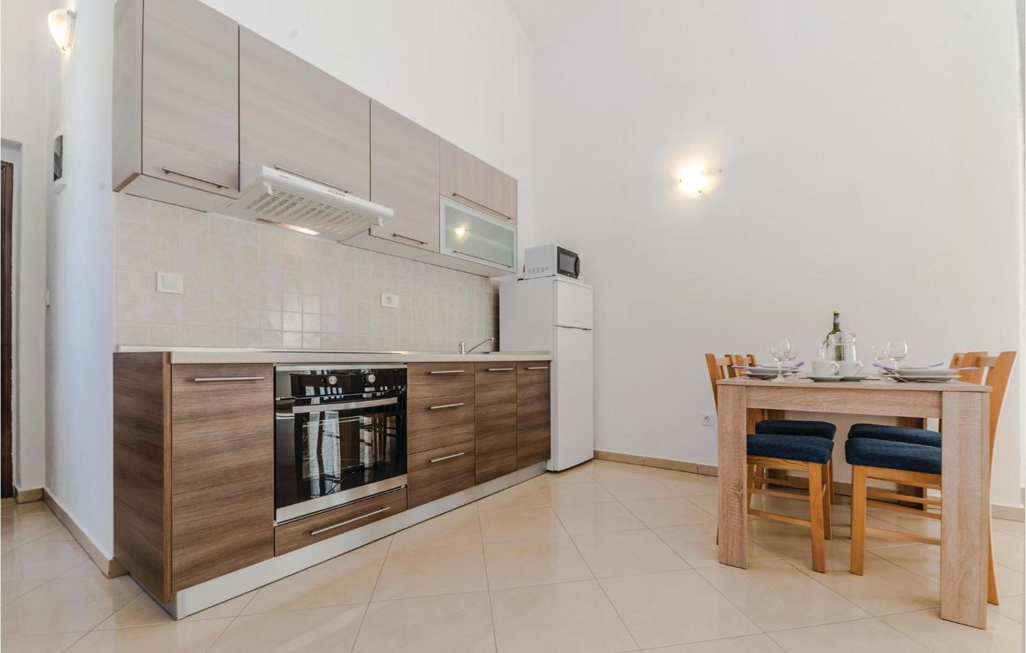 Lovely Apartment In Vlasici With Kitchen Extérieur photo